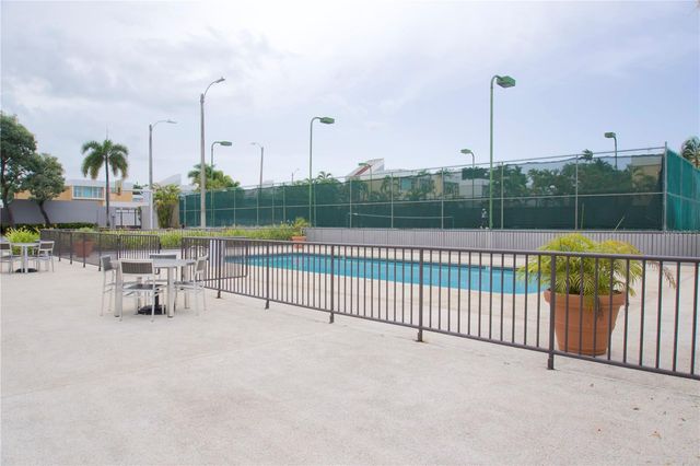 19-P DELFIN, Dorado, PR 00646