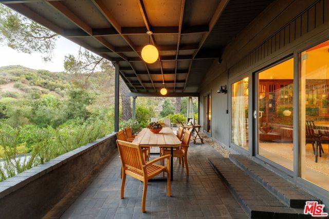 24647 Mulholland Highway, Calabasas, CA 91302