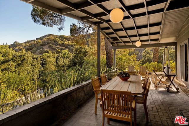 24647 Mulholland Highway, Calabasas, CA 91302