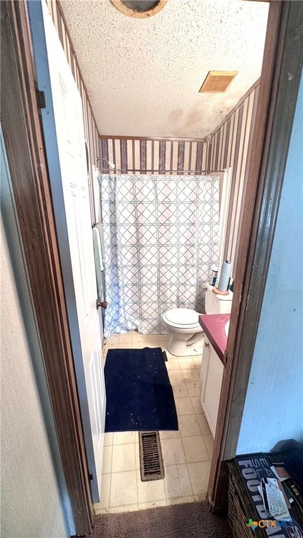 Image 10 of property listing at 608 E 2nd Street, Victoria, TX 77901