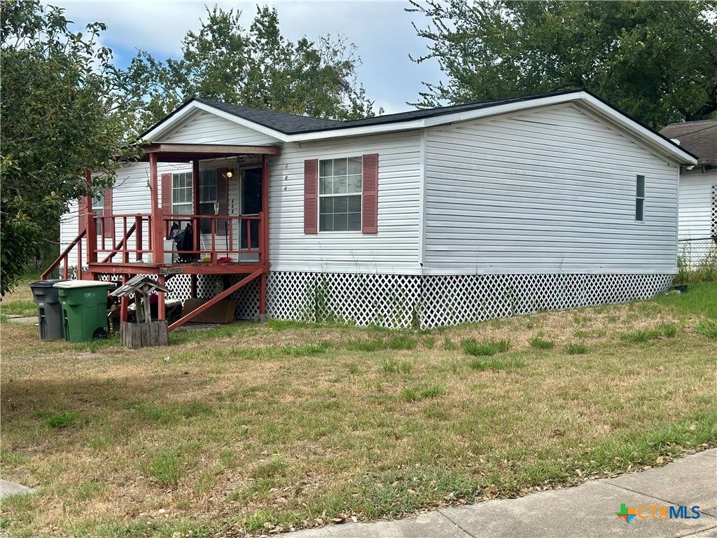 Image 2 of property listing at 608 E 2nd Street, Victoria, TX 77901