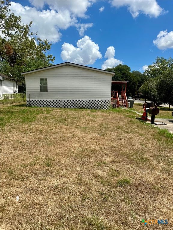 Image 3 of property listing at 608 E 2nd Street, Victoria, TX 77901