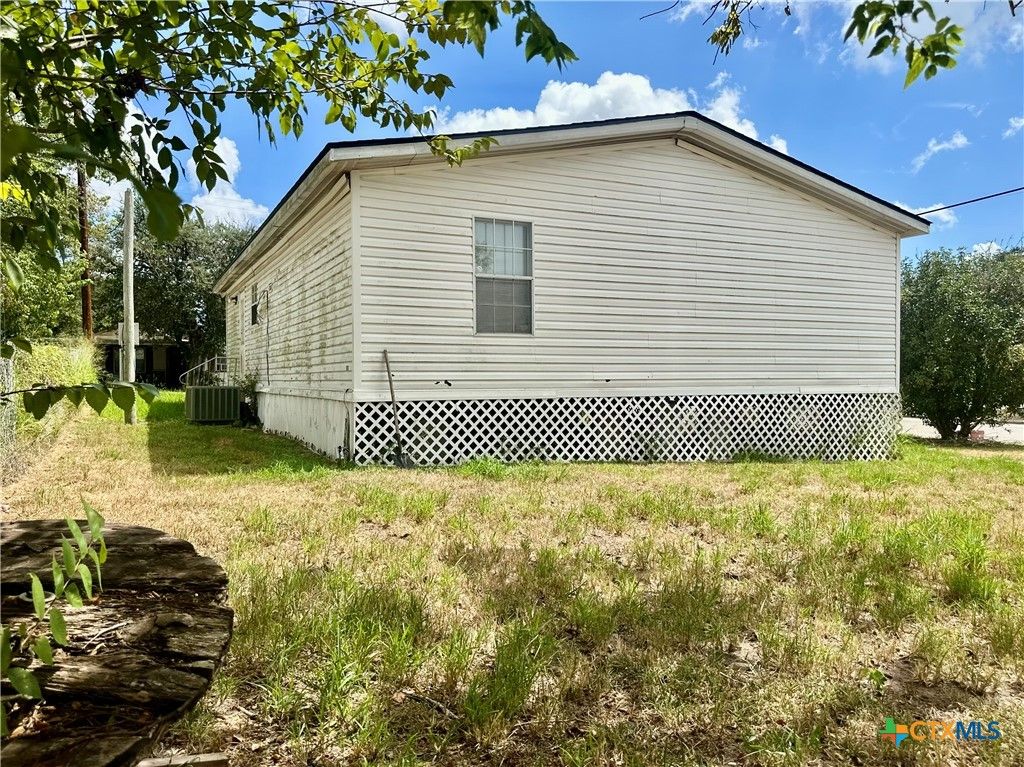 Image 4 of property listing at 608 E 2nd Street, Victoria, TX 77901