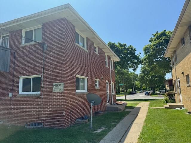 8636 W Congress STREET, Milwaukee, WI 53225