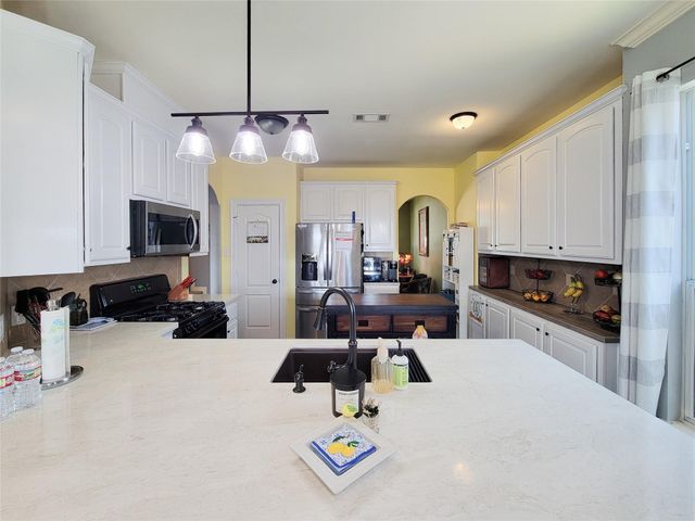 201 W Chatham, Bellville, TX 77418