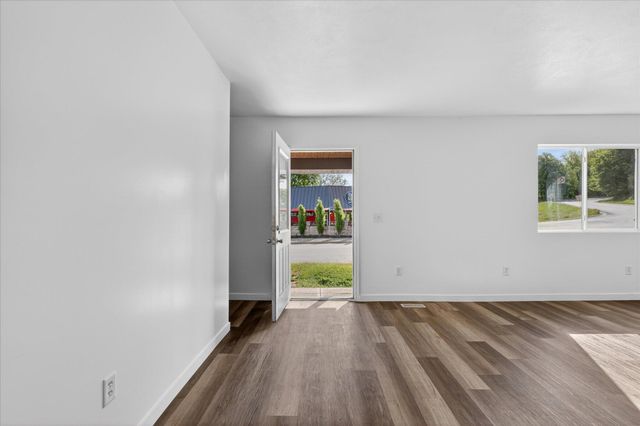 1387 E Riverside Drive, Ionia, MI 48846