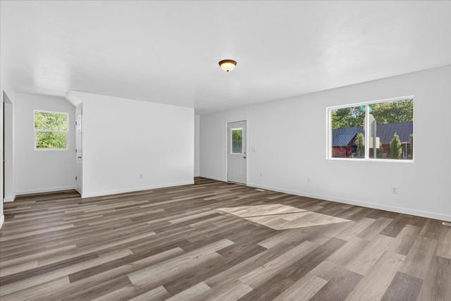 1387 E Riverside Drive, Ionia, MI 48846