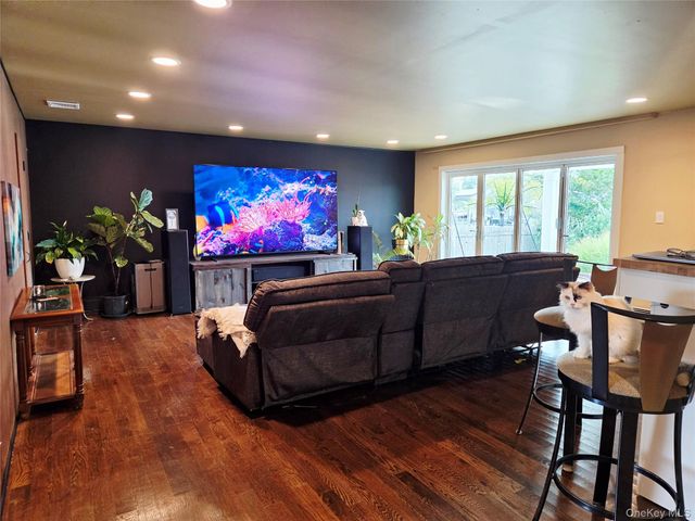 2706 Peconic, Seaford, NY 11783