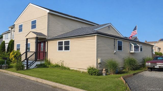 2706 Peconic, Seaford, NY 11783