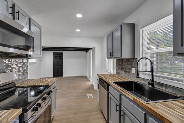 67 Pierce Avenue, Cuyahoga Falls, OH 44221