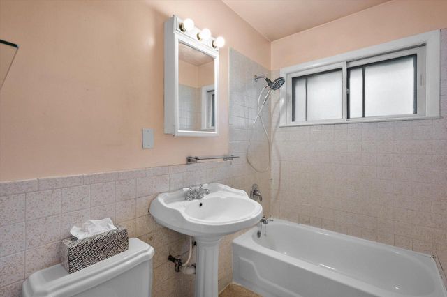 842 E Doty PLACE, Milwaukee, WI 53207