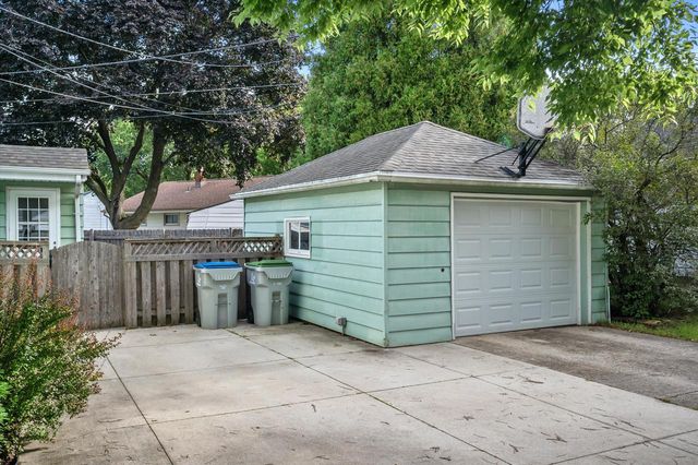 842 E Doty PLACE, Milwaukee, WI 53207