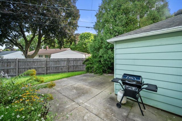 842 E Doty PLACE, Milwaukee, WI 53207