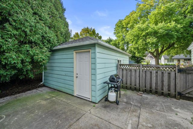 842 E Doty PLACE, Milwaukee, WI 53207