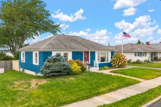 19 Nautilus St, New Bedford, MA 02744