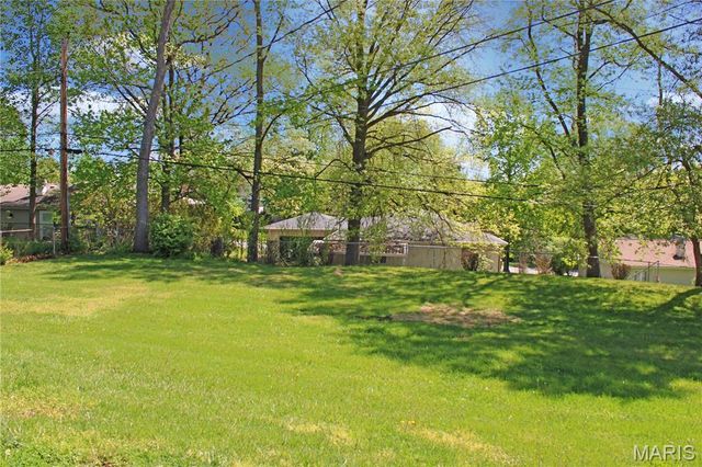 222 Pleasant Grove Avenue, Ballwin, MO 63011