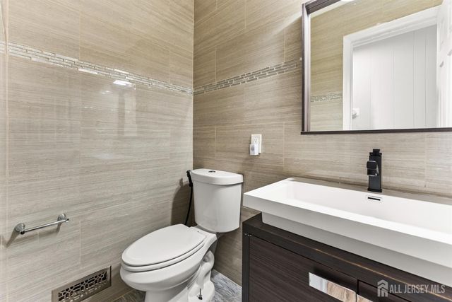14 Mayling Court, Edison, NJ 08837