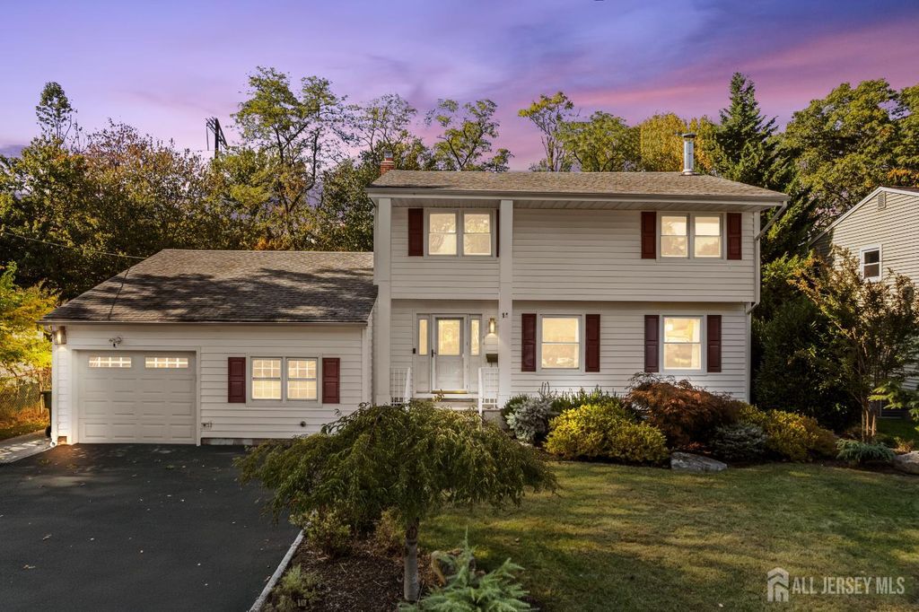 14 Mayling Court, Edison, NJ 08837