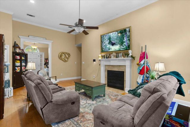 220 Pine Ln., Hattiesburg, MS 39402