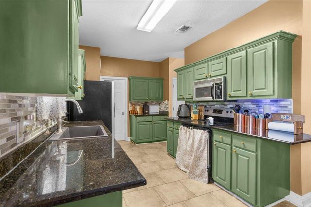 220 Pine Ln., Hattiesburg, MS 39402