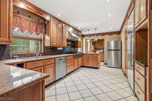 7439 State Route 43, Kent, OH 44240