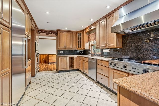 7439 State Route 43, Kent, OH 44240