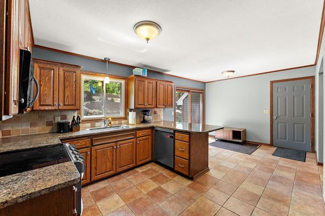 9888 Oak Shore Drive, Lakeville, MN 55044