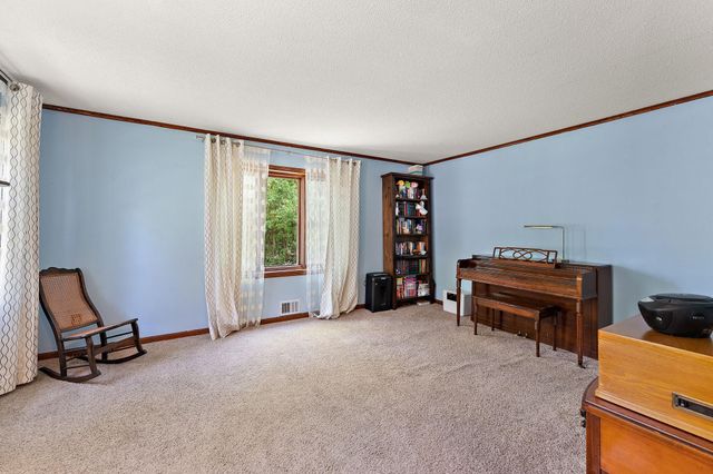 9888 Oak Shore Drive, Lakeville, MN 55044