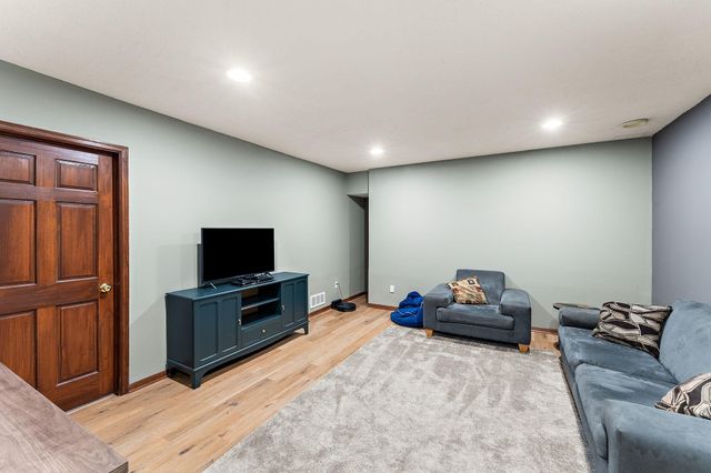 9888 Oak Shore Drive, Lakeville, MN 55044