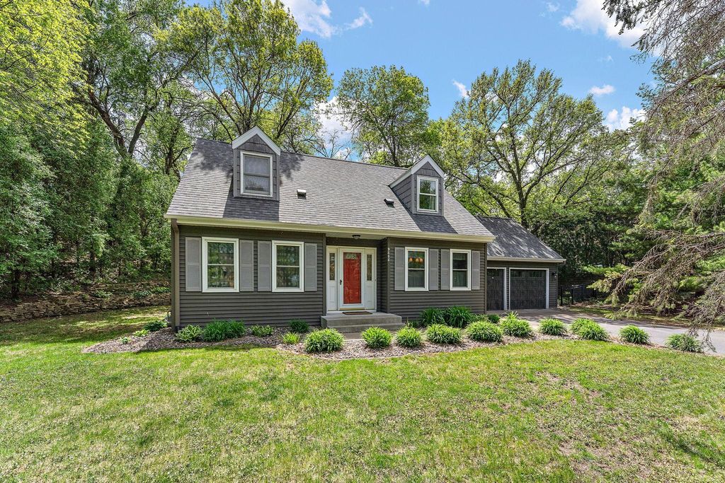 9888 Oak Shore Drive, Lakeville, MN 55044