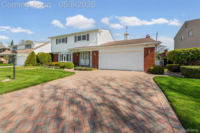 690 Briarcliff Drive, Grosse Pointe Woods, MI 48236