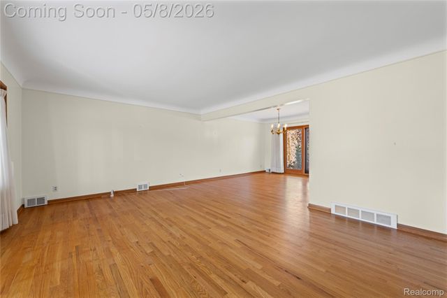 690 Briarcliff Drive, Grosse Pointe Woods, MI 48236