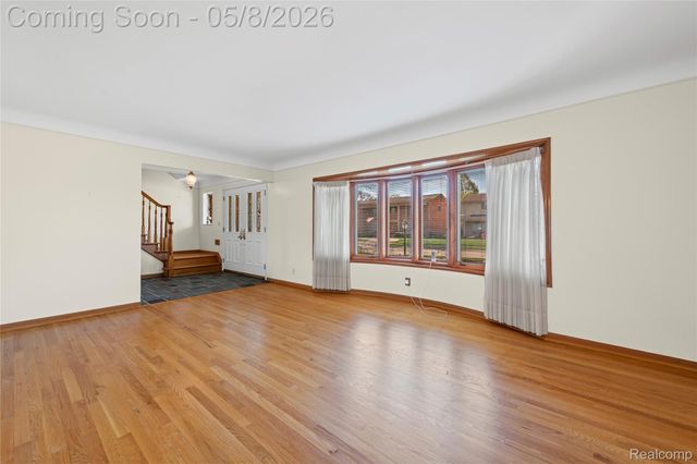 690 Briarcliff Drive, Grosse Pointe Woods, MI 48236