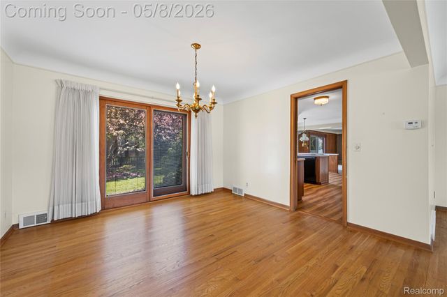 690 Briarcliff Drive, Grosse Pointe Woods, MI 48236