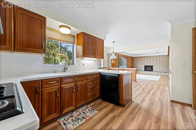 690 Briarcliff Drive, Grosse Pointe Woods, MI 48236