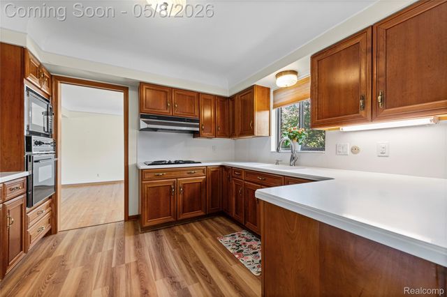 690 Briarcliff Drive, Grosse Pointe Woods, MI 48236
