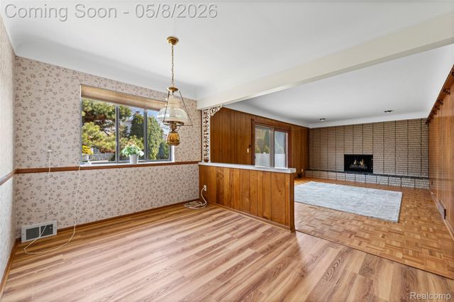 690 Briarcliff Drive, Grosse Pointe Woods, MI 48236