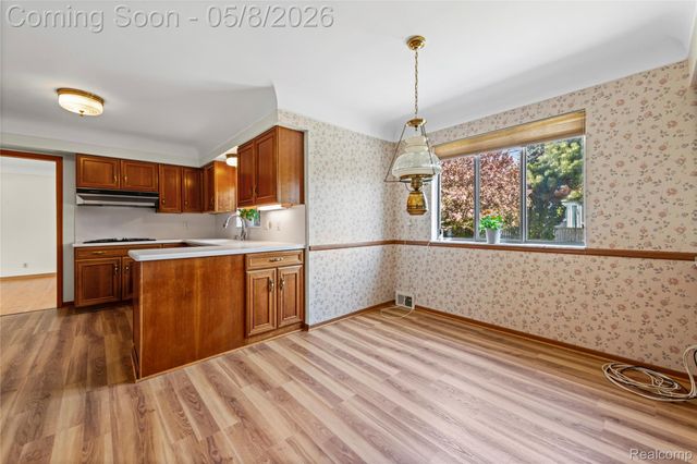 690 Briarcliff Drive, Grosse Pointe Woods, MI 48236
