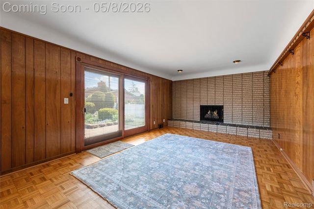 690 Briarcliff Drive, Grosse Pointe Woods, MI 48236