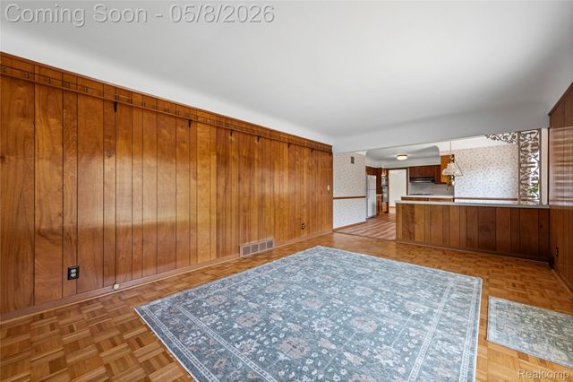690 Briarcliff Drive, Grosse Pointe Woods, MI 48236