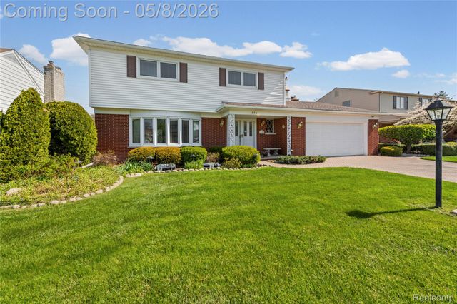 690 Briarcliff Drive, Grosse Pointe Woods, MI 48236