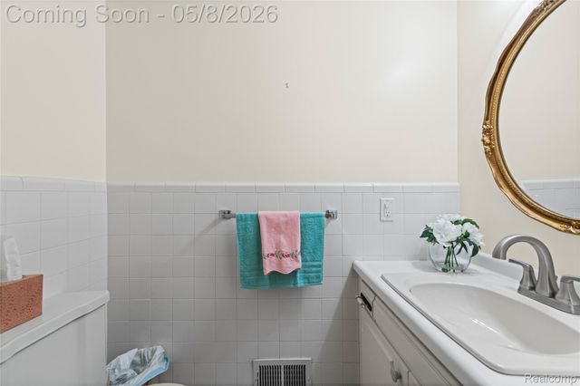 690 Briarcliff Drive, Grosse Pointe Woods, MI 48236