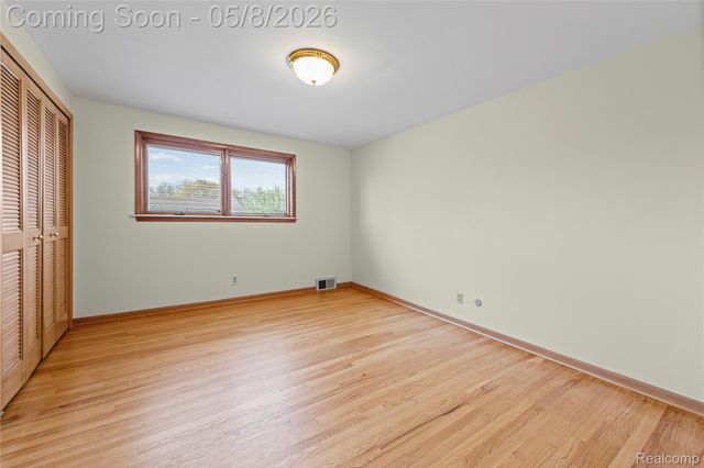 690 Briarcliff Drive, Grosse Pointe Woods, MI 48236