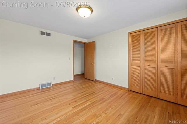 690 Briarcliff Drive, Grosse Pointe Woods, MI 48236