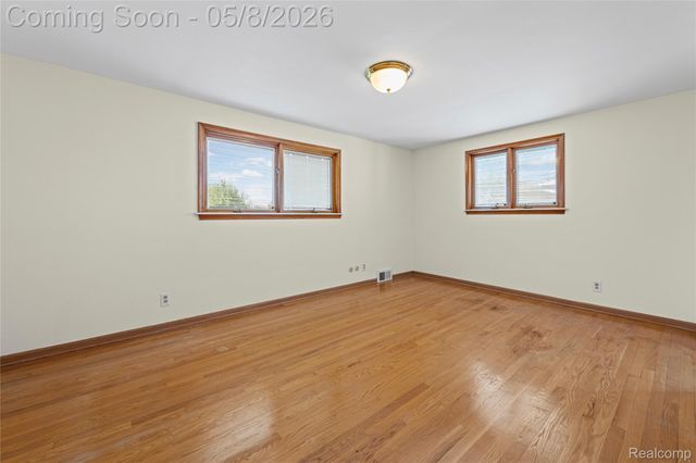 690 Briarcliff Drive, Grosse Pointe Woods, MI 48236