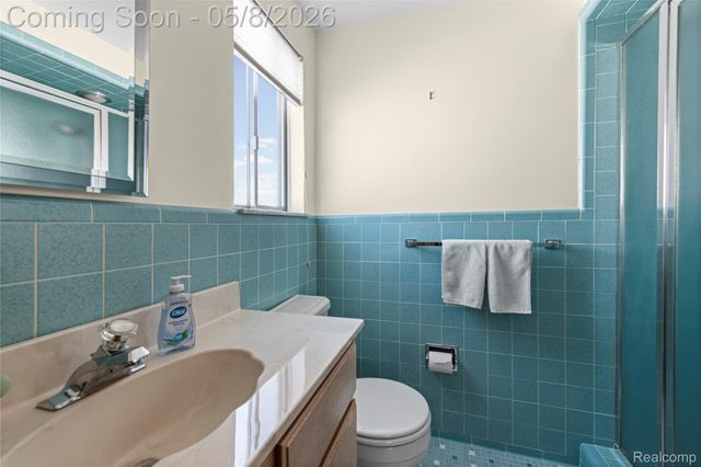 690 Briarcliff Drive, Grosse Pointe Woods, MI 48236