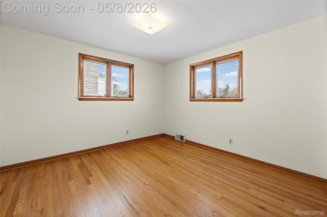 690 Briarcliff Drive, Grosse Pointe Woods, MI 48236