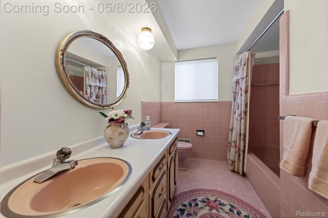 690 Briarcliff Drive, Grosse Pointe Woods, MI 48236