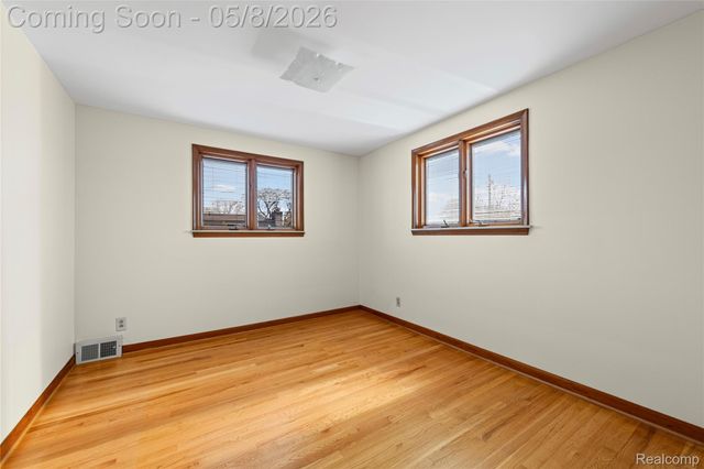 690 Briarcliff Drive, Grosse Pointe Woods, MI 48236