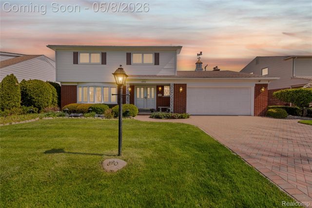 690 Briarcliff Drive, Grosse Pointe Woods, MI 48236